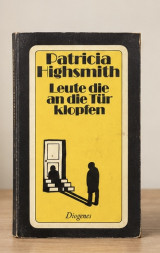 Leute, die an die Tür klopfen