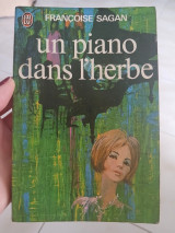 Un piano dans l'herbe
